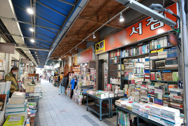부산 중구 보수동 책방골목 서점들이 개발 논리에 밀려 점점 사라지고 있다. 최근 시민들이 부산 중구 보수동 책방골목에서 책을 고르고 있다. 김경현 기자 view@