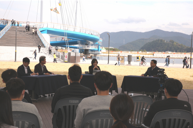 창원시가 지난 30일 오후 마산 서항지구 야외무대에서 ‘마산 친수공간, 시민 품으로’를 주제로 창원사람들 좌담회를 개최했다./창원시/