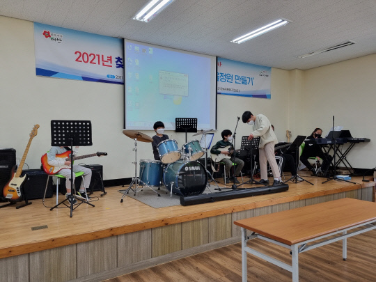 태안 갈두천인성학교 학생들이 같은 반 친구들과 밴드활동을 하고 있다. 사진=충남교육청 제공