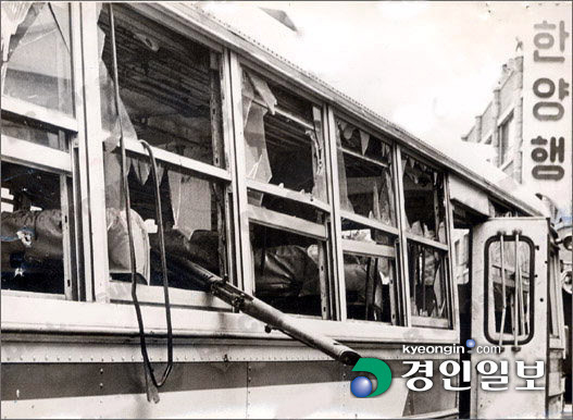 1971년 8월23일 실미도 사건 당시 북파공작원들이 탈취한 버스가 서울 영등포구 시내에 멈춰선 모습. /경인일보DB