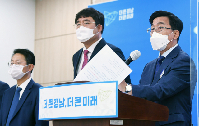 임명효(오른쪽) 경남도 감사위원장이 2일 도청 프레스센터에서 진해 웅동1지구 개발사업 전반에 대해 감사원에 공익감사를 청구한다는 기자회견을 하고 있다./김승권 기자/