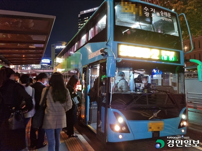 2일 오후 퇴근길 서울역버스환승센터에서 광교신도시로 가는 버스에 시민들이 몸을 싣고 있다. 2021.11.2 /권순정기자 sj@kyeongin.com