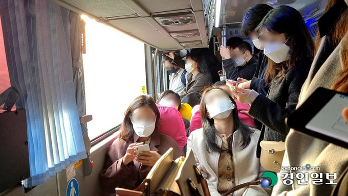 2일 오전 용인을 출발해 경부고속도로를 달리고 있는 5003A 2층 버스 내부에 좌석을 차지하지 못한 승객들이 복도를 가득 메운 채 서서 출근하고 있다. 2021.11.2 /권순정기자 sj@kyeongin.com