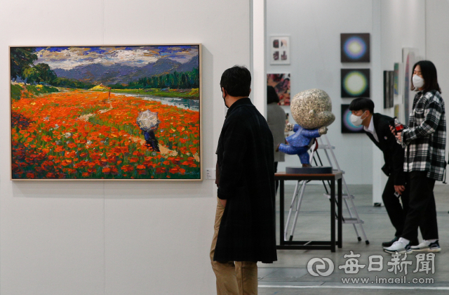 지난해 열린 '2020 대구아트페어' 프리뷰 행사에 참가한 한 관람객이 작품을 감상하고 있다. 매일신문 D/B