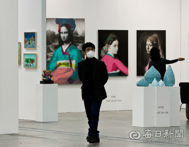 지난해 열린 '2020 대구아트페어' 프리뷰 행사에 참가한 관람객들이 작품을 감상하고 있다. 매일신문 D/B