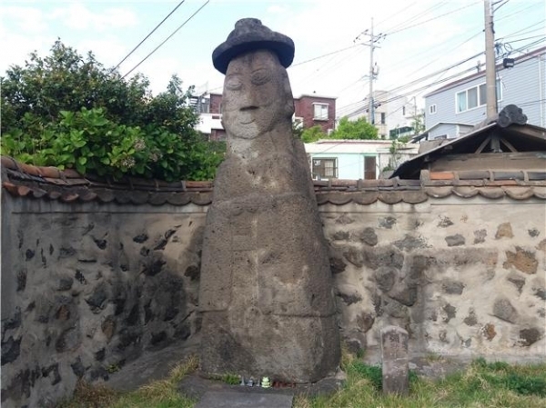 제주시 건입동 소재 김만덕 객주 뒤 소공원에 있는 동자복.