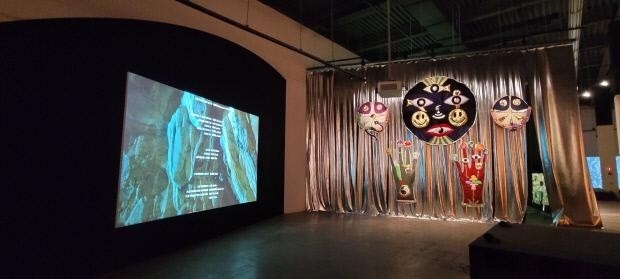 제13회 광주비엔날레 전시作 문경원 작가의 영상(왼쪽)과 안젤로 플레사스의 작품.
