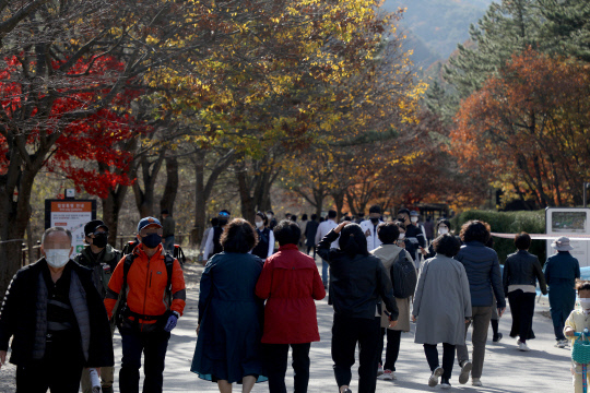 겨울의 시작을 알리는 절기 '입동(立冬)'을 맞아 7일 오후 대전 유성구 수통골을 찾은 시민들이 단풍을 만끽하며 나들이를 즐기고 있다. 기상청은 앞서 대전의 낮 기온이 21도 안팎까지 오르면서 30년 만에 가장 온화한 입동으로 기록됐다. 사진=최은성 기자