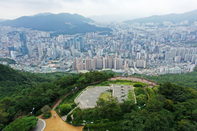 최근 2년간 부산에선 단지 규모가 클수록 아파트 가격 상승폭도 큰 것으로 나타났다. 황령산에서 바라본 부산 전경. 부산일보DB