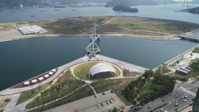 8자형 보도교와 서항지구 친수공간. 창원시 제공