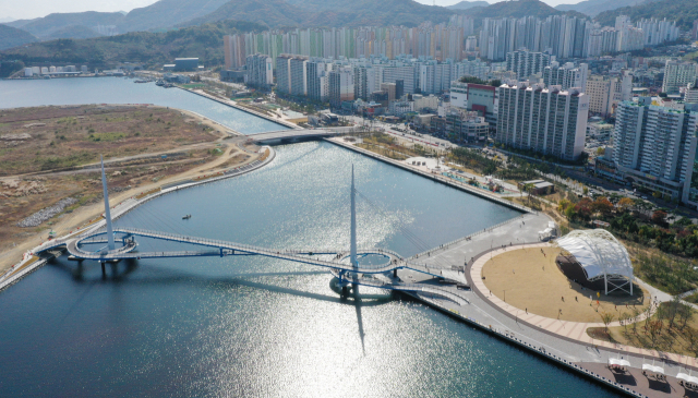 하늘에서 본 마산항 서항지구 친수공간 야외광장과 해양신도시를 연결하는 전국 최초의 8자형 보도교./김승권 기자/