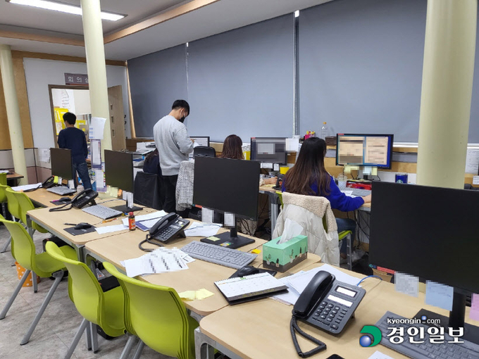 지난 4일 찾은 화성시보건소 2층 식당 안에서 직원들이 역학조사를 진행하고 있다. 2021.11.4 /신현정 기자 god@kyeongin.com