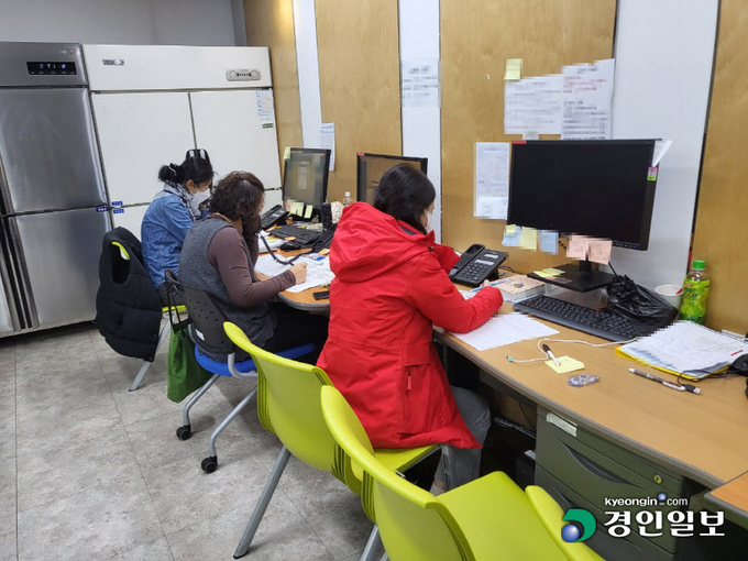 지난 4일 찾은 화성시보건소 2층 식당 안에서 직원들이 역학조사를 진행하고 있다. 2021.11.4 /신현정 기자 god@kyeongin.com