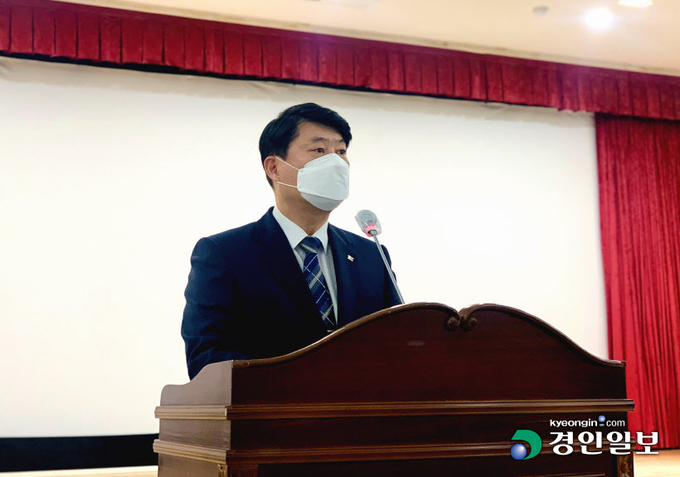 이한규 경기도 행정2부지사가 김포시청 대회의실에서 일산대교 무료화 추진의 당위성을 설명하고 있다. 2021.11.8 김포/김우성기자 wskim@kyeongin.com