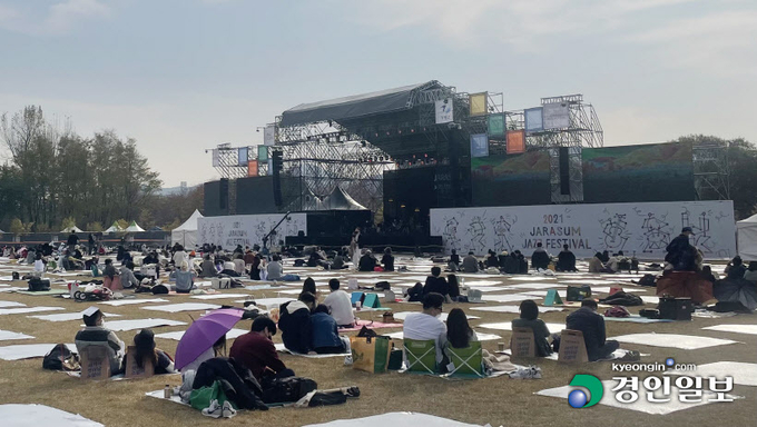 지난 6일 제18회 자라섬재즈페스티벌을 찾은 관람객들이 지정 좌석에서 공연을 즐기고 있다. 2021.11.6 가평/김민수기자 kms@kyeongin.com