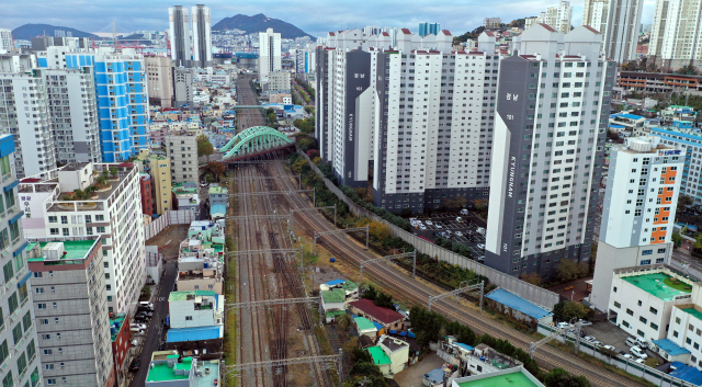 부산진구 범천동과 동구 범일동 도심 사이를 지나가는 경부선 철길. 정종회 기자