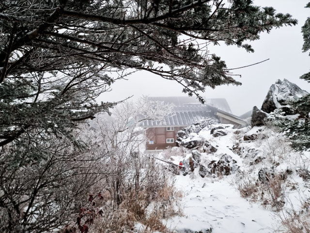 10일 장터목대피소 주변 설경. 지리산국립공원경남사무소 제공