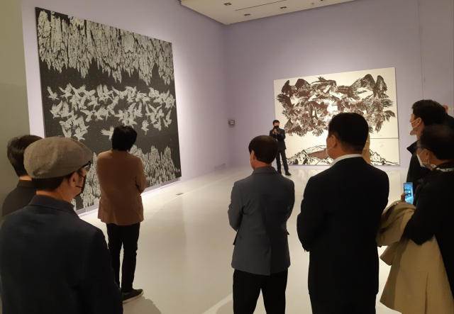 지난달 28일 경남도립미술관에서 열린 ‘각인(刻印) : 한국 근현대 목판화 100년’ 사전 전시에서 김진하 나무아트 공동기획자가 작품을 설명하고 있다./주재옥 기자/