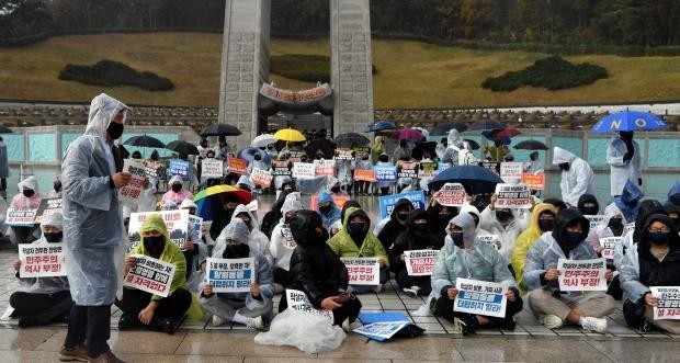오월어머니회 등 5·18단체가 10일 오후 광주 북구 운정동 국립5·18민주묘지 참배단 앞을 지키며 국민의힘 윤석열 대선후보의 참배를 막고 있다./김진수 기자 jeans@kwangju.co.kr