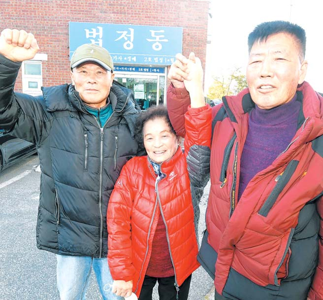 11일 춘천지법 속초지원 민사부(재판장:안석 부장판사)에서 속초 창동호 사건의 유족 28명이 제기한 손해배상 청구소송에 대해 원고 일부 승소 판결이 내려지자 유가족인 강준기(왼쪽부터)·장순자·김창권씨가 서로 그동안의 노고를 위로하며 기뻐하고 있다. 속초=권태명기자