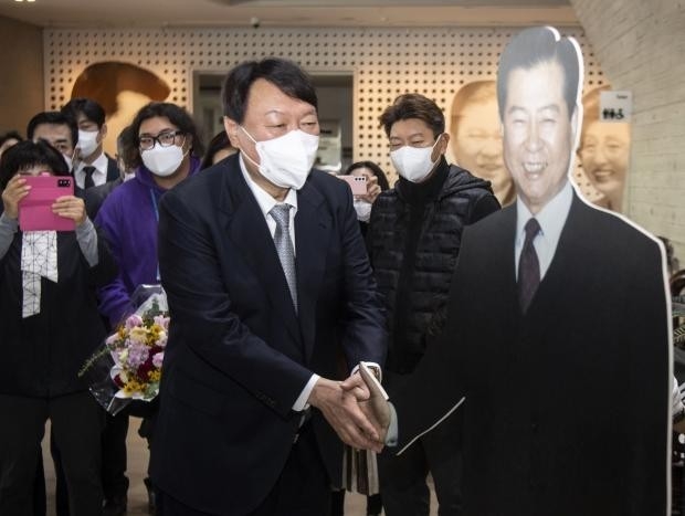 국민의힘 윤석열 대선 후보가 11일 오전 목포시 김대중 노벨평화상기념관를 방문, 김 전 대통령의 1대1 크기 사진과 악수하는 포즈를 취하고 있다. /최현배 기자choi@kwangju.co.kr