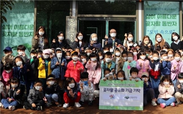 까리따스 유치원(원장 박순미) 아동과 교사들이 최근 바자회 등을 통해 모은 성금을 곶자왈 공유화 기금으로 기탁했다.