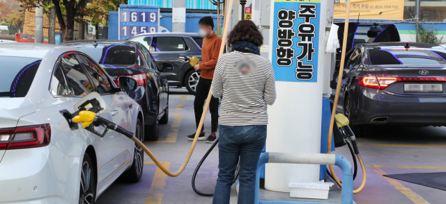 유류세 인하 조치가 시행된 가운데 휴일인 14일 오후 부산 시내의 한 주유소가 주유하는 차량으로 붐비고 있다. 강선배 기자 ksun@