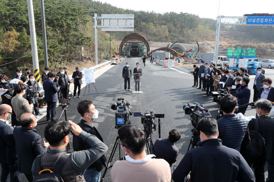 15일 오전 보령해저터널 앞에서 양승조 충남도지사는 "보령해저터널 개통을 계기로 서해안 신 관광벨트 조성에 박차를 가하겠다"고 강조했다. 사진=충남도 제공