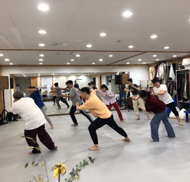 연극저항집단 '백치들'이 '030218-대구지하철화재참사를 위한 서곡' 공연을 연습하고 있는 모습. 연극저항집단 '백치들' 제공