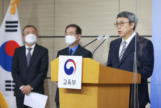 위수민 수능출제위원장이 18일 오전 세종정부청사에서 2022학년도 수능 출제기조를 설명하고 있다. 교육부 제공