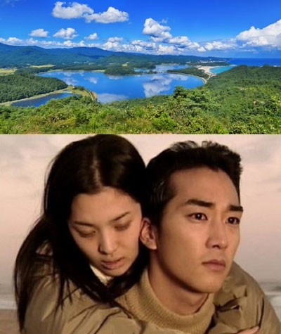 고성 화진포 전경. 드라마 가을동화로 여전히 사랑받고 있는 소중한 관광자산이다. 강원일보DB ◇드라마 가을동화 속 은서가 준서에 업혀 생을 마감하는 명장면. 고성 화진포에서 촬영됐다.