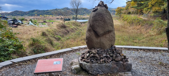 정화수 떠놓고 기도 드렸던 재령이씨댁 할머니 뜻을 기리기 위해 세워진 ‘옥관자 바위’.