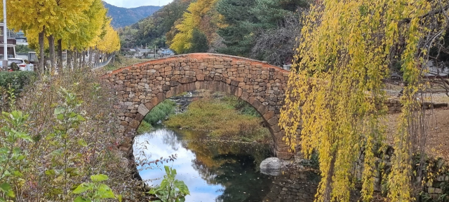 영산면에 있는 만년을 지나도 무너지지 않을 만큼 튼튼한 다리라는 뜻의 정조 4년(1780년)에 처음 만들어진 만년교(보물 제564호).