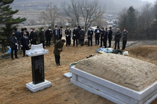 가산 이효석 선생 부부유택이 지난 19일 평창군 봉평면 이효석문화예술촌 효석달빛언덕 나귀광장에서 이전식을 치르고 영원한 안식에 들어갔다.