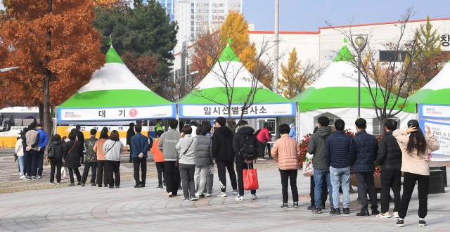 21일 창원종합버스터미널 앞 마당에 마련된 임시선별검사소에서 시민들이 코로나19 검사를 받기위해 줄지어 차례를 기다리고 있다./김승권 기자/