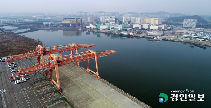 경인아라뱃길 정식개통 10년, 수도권 물류의 핵심역할을 하는 인공수로를 꿈꾸며 탄생했지만 시작부터 그 기능을 상실한 채 이어져 와 지금은 인근 지역 주민들의 심심한 산책길로만 이용되고 있다. 사진은 물동량이 거의 없어 기능대로 운영되지 못하고 있는 김포 아라뱃길 컨테이너터미널. 2021.11.21 /김금보기자 artomate@kyeongin.com