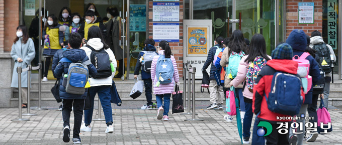 전국 초·중·고교 전면등교가 시행된 22일 오전 수원시 권선구 일월초등학교에서 학생들이 등교하고 있다. 2021.11.22 /김도우기자 pizza@kyeongin.com