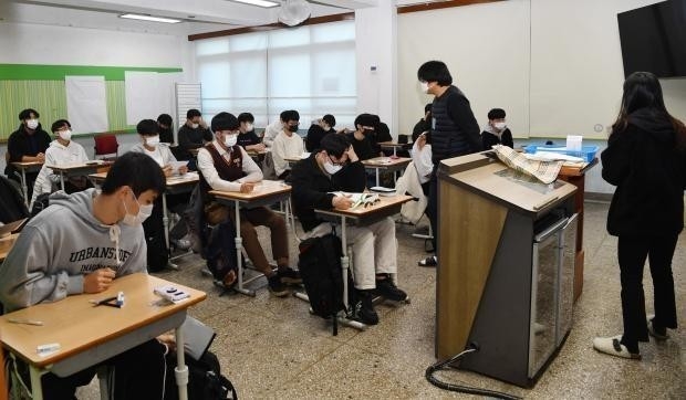 지난 18일 제26시험지구 제4시험장인 광덕고등학교에 시험준비를 하는 수험생들. /광주전남 사진기자단