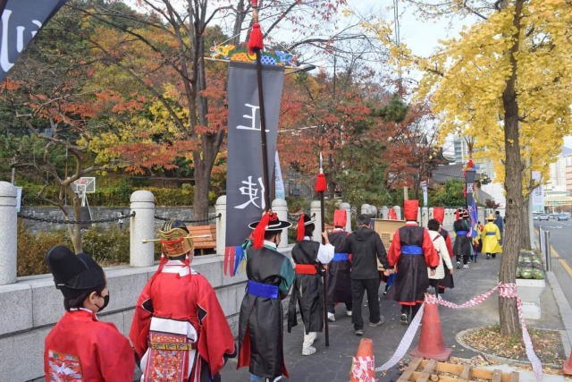 래추고주민협의체가 27일 ‘래추고 문화축전’을 펼친다. 사진은 이날 선보일 ‘어린이 조선통신사 행렬’ 연습 장면. 래추고주민협의체 제공