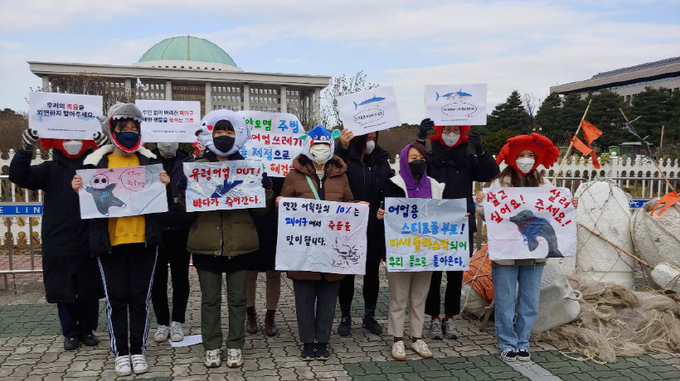 전국 환경단체들이 구성한 '수산업법 전부 개정 법률안 통과 촉구 시민모임' 활동가들이 23일 국회 앞에서 기자회견을 열어 해당 법안을 조속히 처리하라고 촉구하고 있다. 2021.11.23 /인천녹색연합 제공