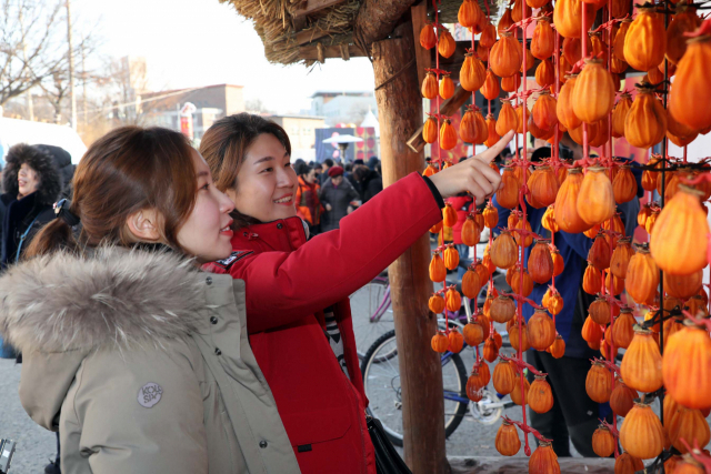 지난해 곶감축제장 방문객들이 감타래에서 익어가는 곶감을 바라보고 있다.