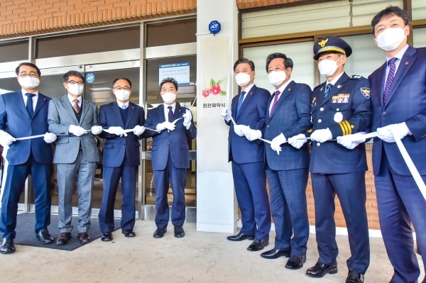 대검찰청은 24일 제주도 도로관리과 청사에서 김수오 검찰총장(왼쪽 네 번째), 구만섭 도지사 권한대행(다섯번째) 등이 참석한 가운데 제주4·3사건 직권재심 권고 합동수행단 현판식을 개최했다.
