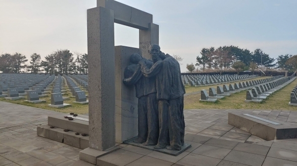 제주4.3평화공원 행방불명 희생자 묘역 전경. 조형물은 전국에 있는 형무소에 끌려가는 수형인들의 모습을 표현했다.