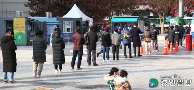 코로나19 신규 확진자 수가 첫 4천 명대를 기록한 24일 성남시 야탑역광장 임시선별진료소에서 검사를 기다리는 시민들이 길게 줄지어 서 있다. 2021.11.24 /김금보기자 artomate@kyeongin.com