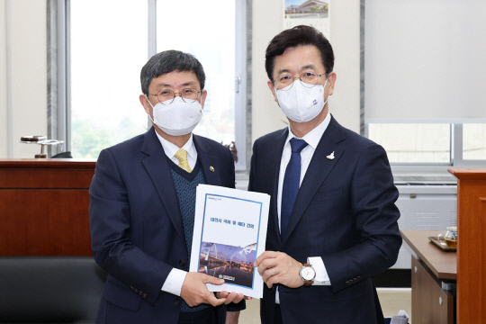 24일 허태정 대전시장(오른쪽)이 국회에서 안도걸 기재부 2차관을 만나 국비 지원 등에 대한 협조를 요청하고 있다. 사진=대전시 제공