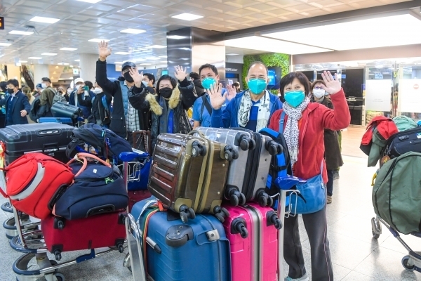 25일 오전 제주시 제주국제공항에 싱가포르 단체 관광객이 입도하고 있다. 고봉수 기자 chkbs9898@jejunews.com
