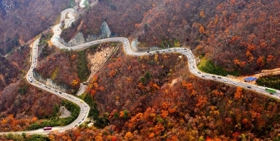 만산홍엽을 이루면서 장관을 연출한 한계령 고갯길.