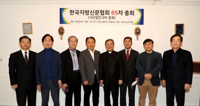 25일 오후 대전 리에또피렌체에서 열린 한국지방신문협회 제65차 정기총회에서 회원사 대표들이 기념촬영을 하고 있다. 왼쪽부터 전북일보 서창훈 회장, 광주일보 김여송 회장, 경남신문 남길우 회장, 제주일보 오영수 회장, 매일신문 이상택 사장, 대전일보 김재철 사장, 경인일보 배상록 사장, 강원일보 박진오 사장. 한신협·대전일보 최은성 기자