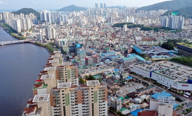 부산에서 ‘아파트를 팔겠다’는 사람의 비율이 ‘사겠다’는 사람의 비율보다 더 많아진 것으로 나타났다. 사진은 부산 수영구 망미동 수영동 일대 모습. 정종회 기자 jjh@