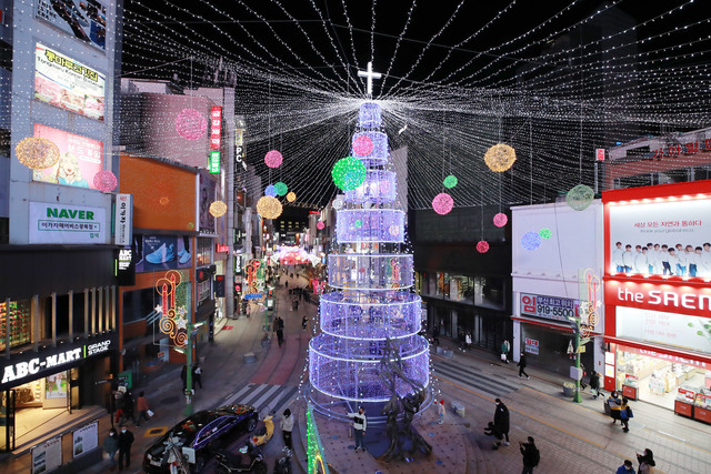 지난 1월 30일 부산 중구 광복로 일대에 ‘크리스마스트리 문화 축제’의 빛 조형물이 불을 밝히고 있다. 부산일보DB